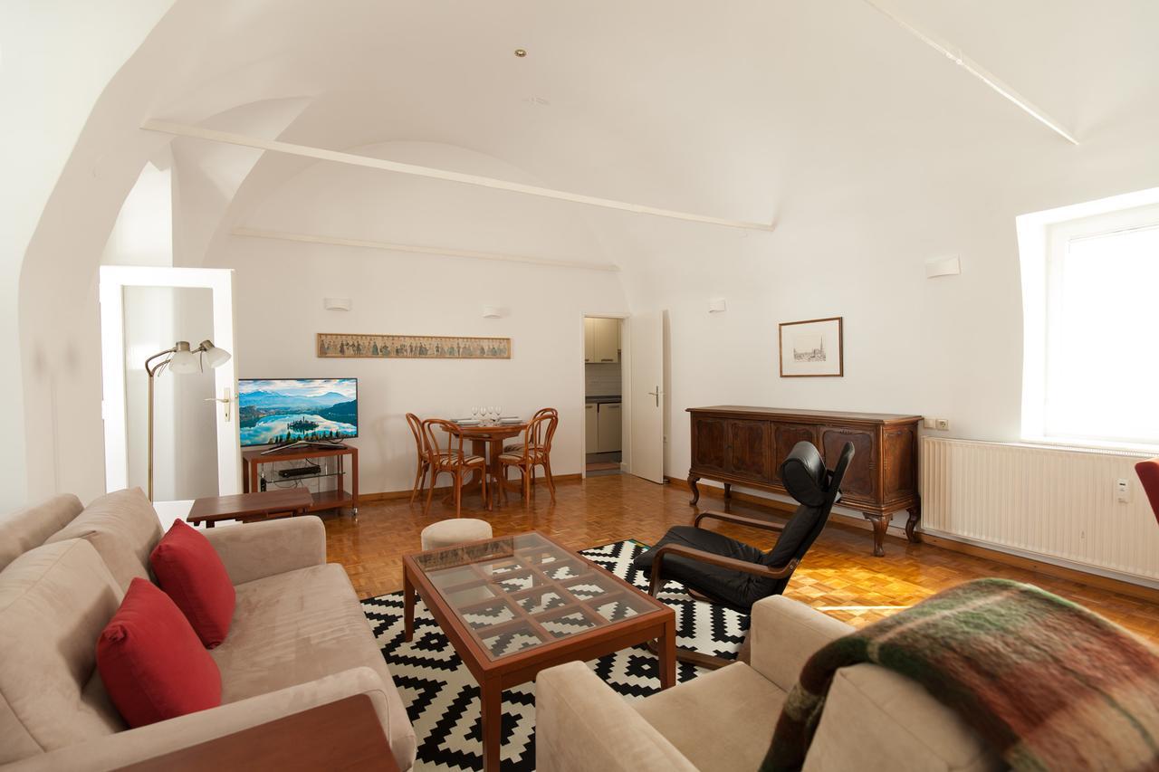 Charming Apartment Laura Tour As Ljubljana By Town Hall Esterno foto