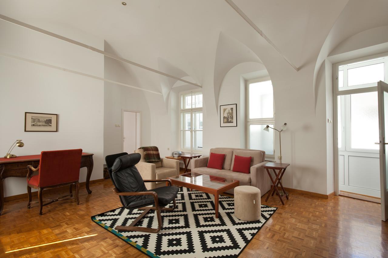 Charming Apartment Laura Tour As Ljubljana By Town Hall Esterno foto
